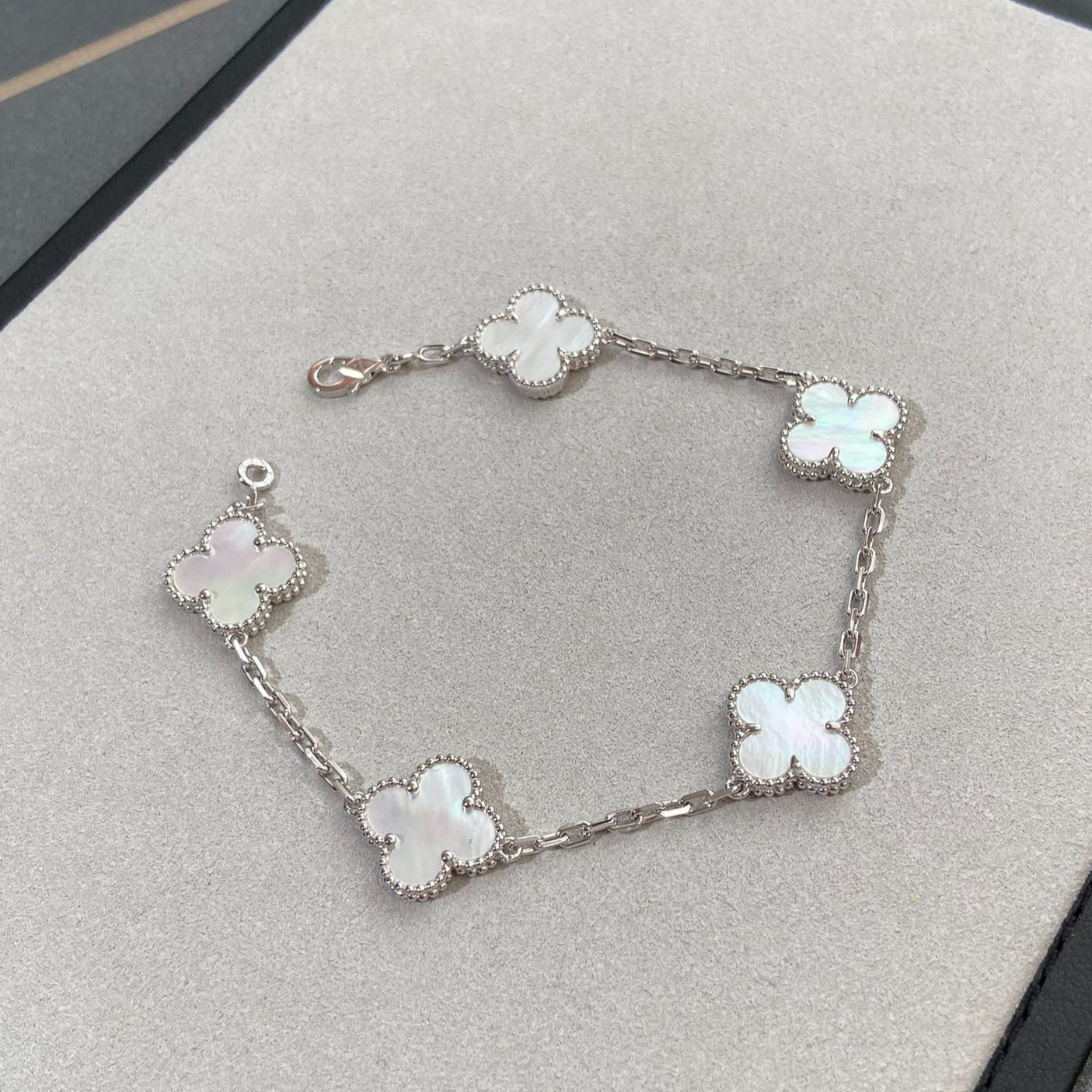[Eternal Jewelry]CLOVER WHITE PEARL MOP 5 MOTIF BRACELET COLLECTION