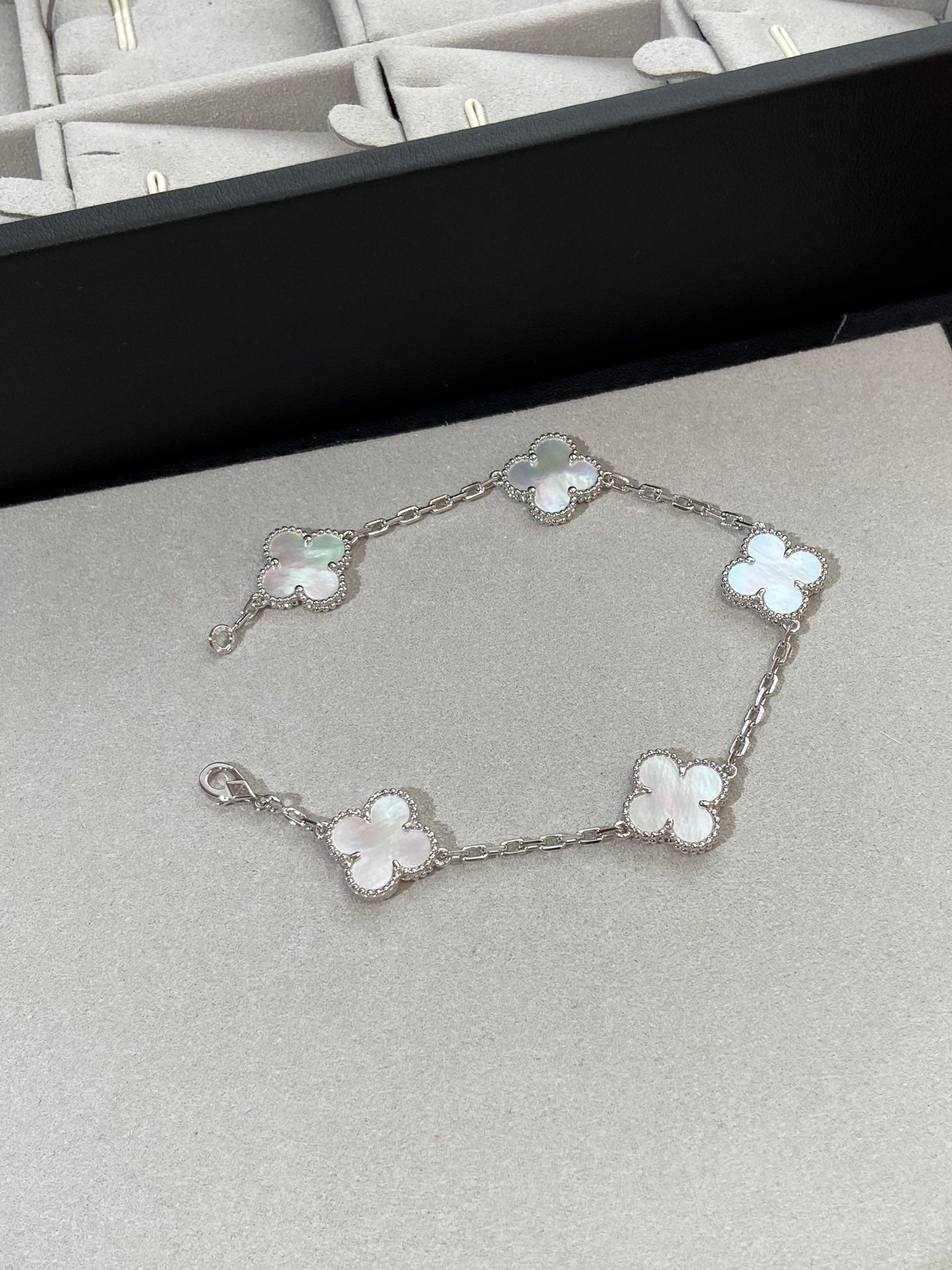 [Eternal Jewelry]CLOVER WHITE PEARL MOP 5 MOTIF BRACELET COLLECTION