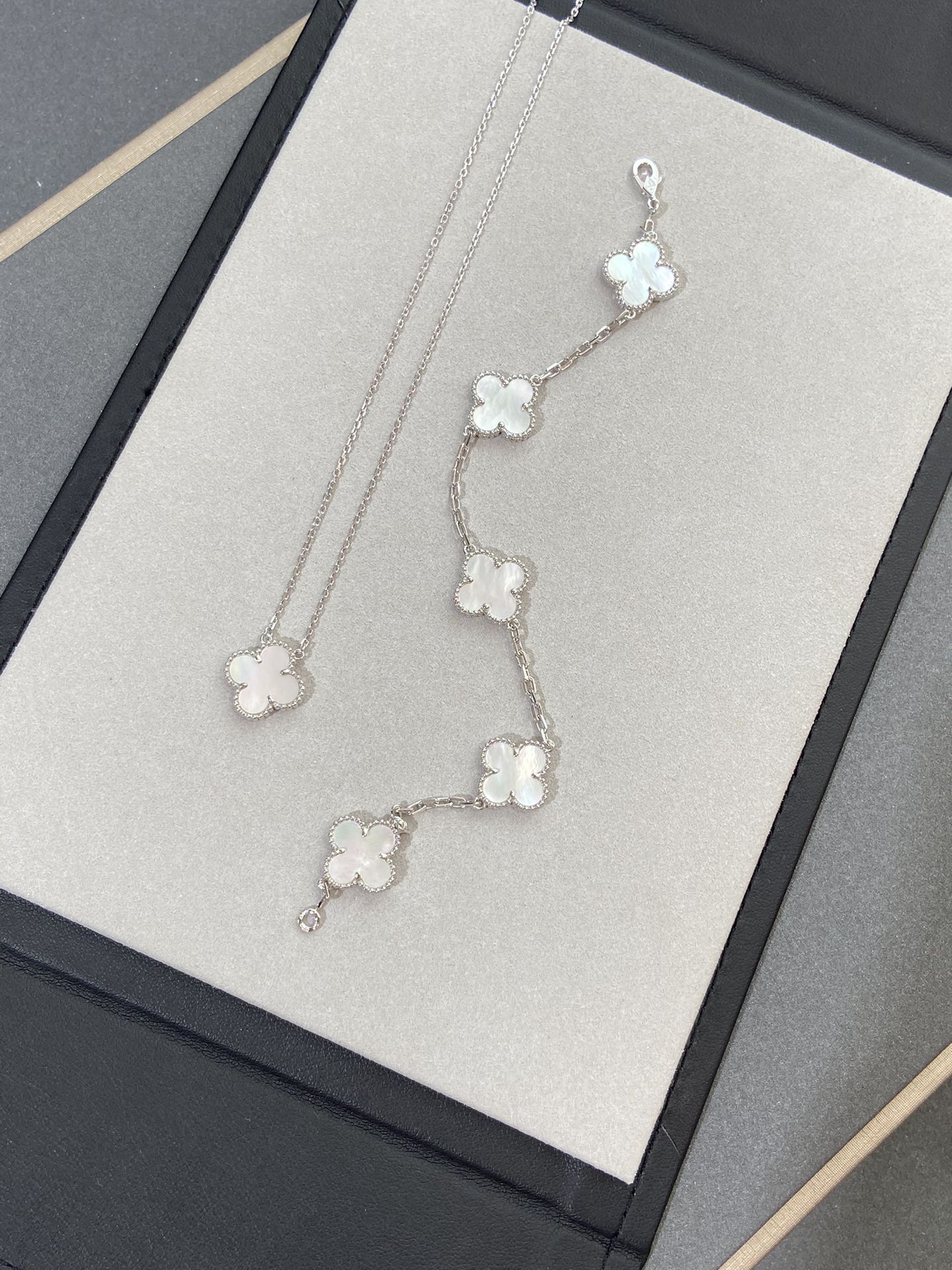 [Eternal Jewelry]CLOVER WHITE PEARL MOP 5 MOTIF BRACELET COLLECTION
