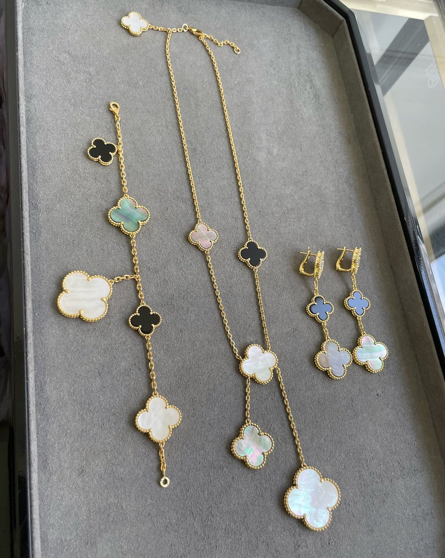 [Eternal Jewelry]CLOVER 3 MOTIF MOP ONYX DARK MOP PINK GOLD EARRINGS