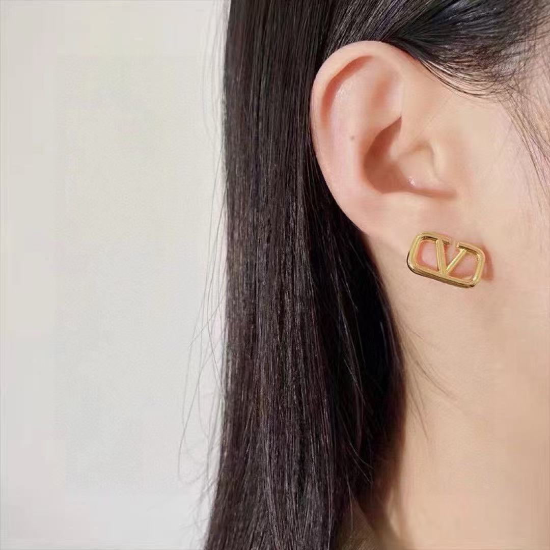 [Eternal Jewelry]Gold V-shaped stud earrings