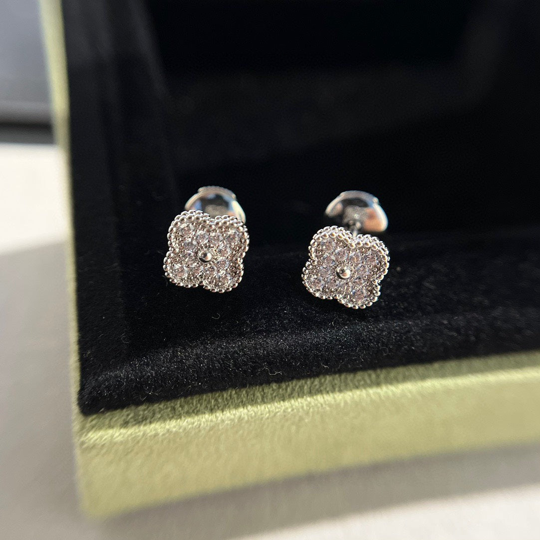 [Eternal Jewelry]CLOVER MINI DIAMOND STUD EARRINGS